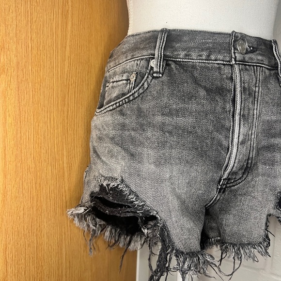 We the free loving good short. Distress w/ button fly zipper - Picture 2 of 6